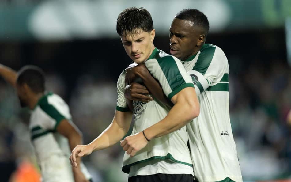 Jogadores do Coritiba comemoram gol contra a Chapecoense