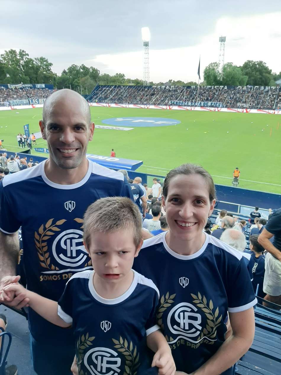 Cristian Minich com filho e esposa durante jogo do Ind. Rivadavia