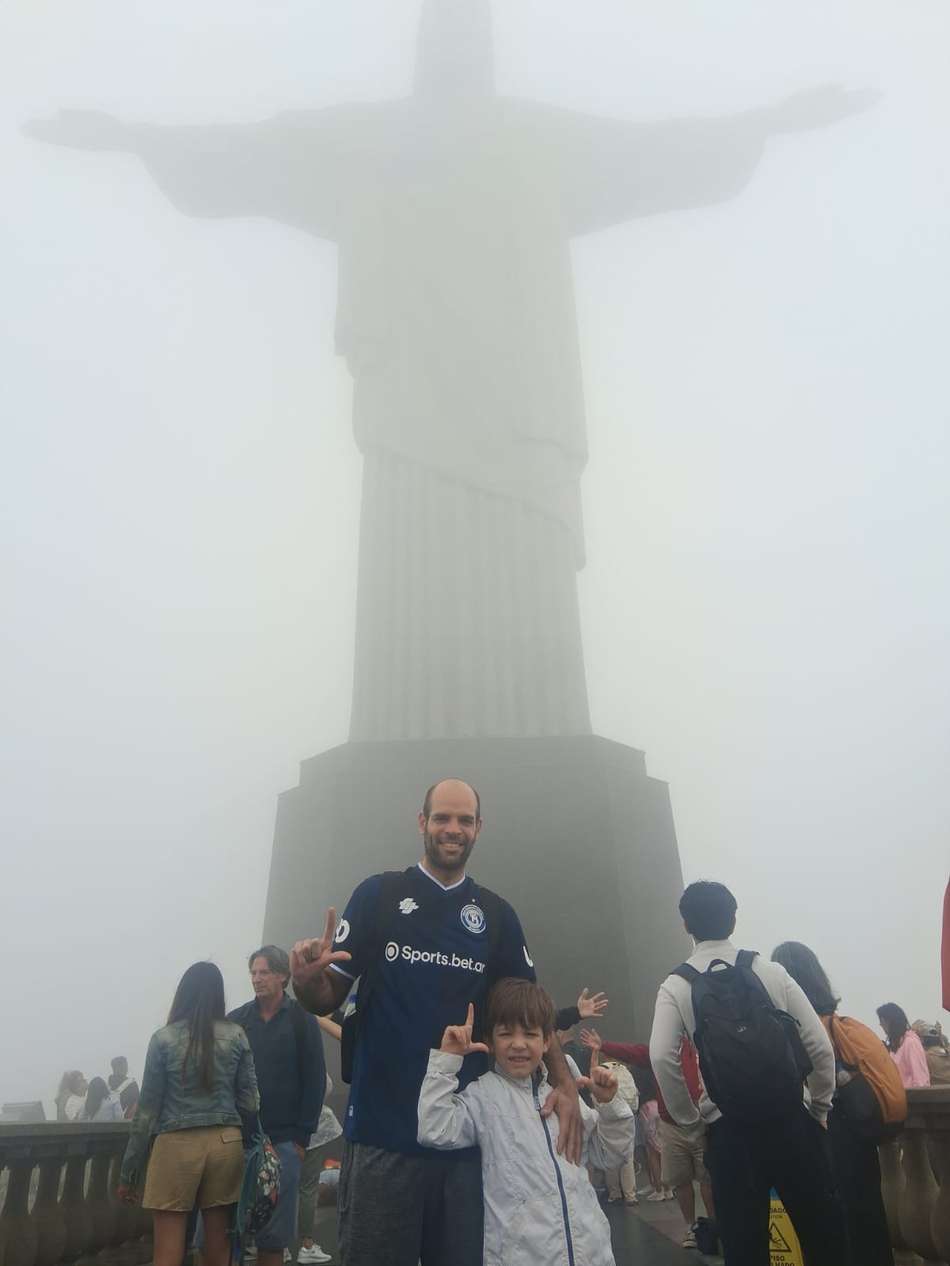 Cristian Minich e filho turistando no Rio de Janeiro em visita ao Cristo Redetor com nuvens