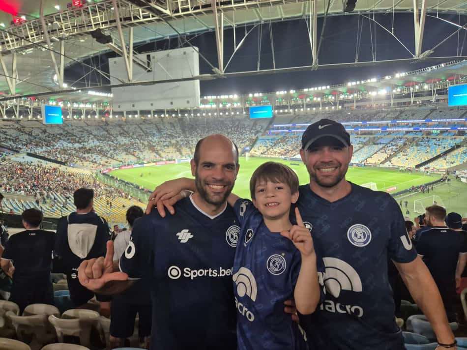 Cristian Minich acompanhado do flho e do irmão, de boné, no jogo contra o Fluminense no Maracanã