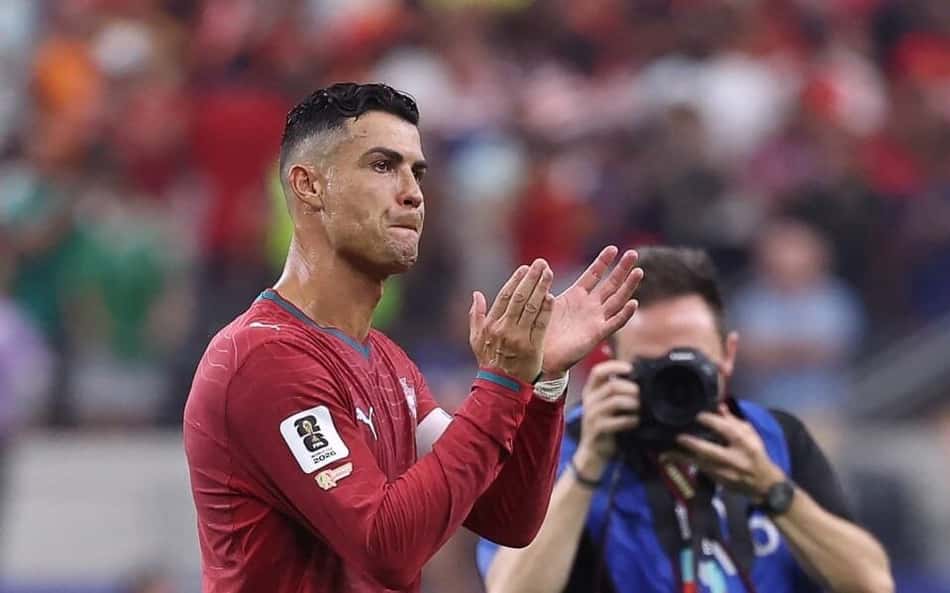 Cristiano Ronaldo aplaude a torcida no adeus às Copas