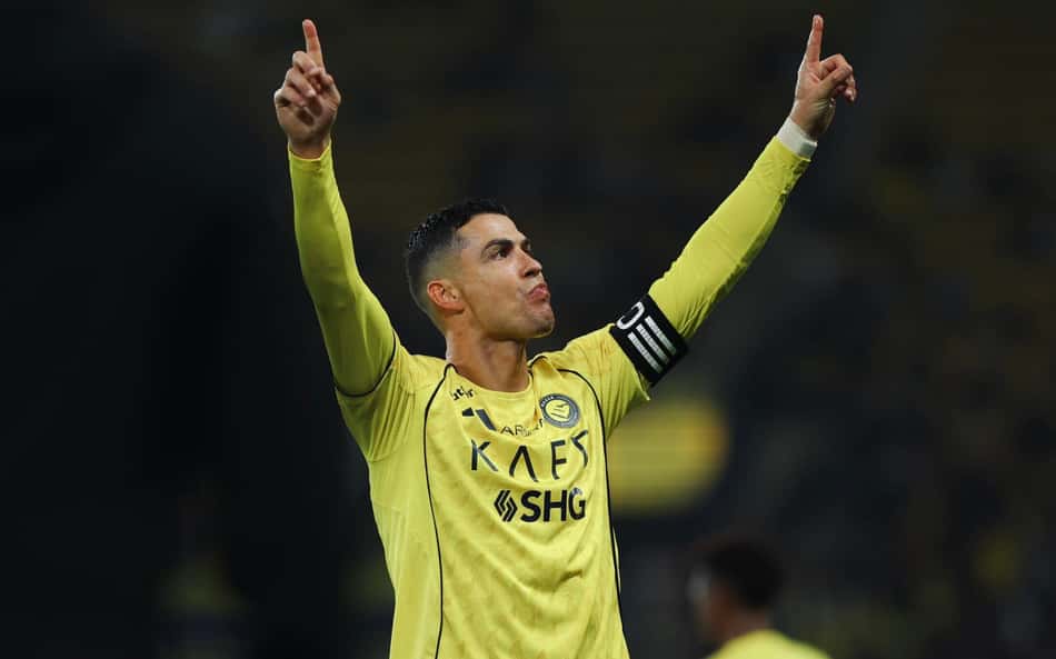 Cristiano Ronaldo comemora gol marcado pelo Al-Nassr sobre o Al-Okhdood