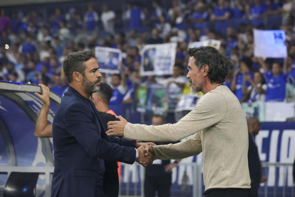 MG - BELO HORIZONTE - 25/08/2026 - COPA DO BRASIL 2026, CRUZEIRO X ATLETICO-MG - Artur Jorge tecnico do Cruzeiro e Tecnico do Atletico Eduardo Dominguez se cumprimentam durante partida contra o Atletico-MG no estadio Mineirao pelo campeonato Copa Do Brasil 2026.