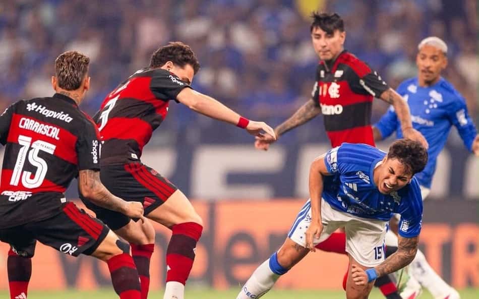 Gol perdido em Cruzeiro x Flamengo irrita torcedores: 'Não pode'