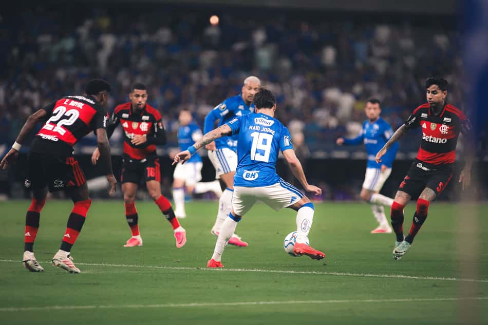 Kaio Jorge com a bola e jogadores do Flamengo cercando na partida contra o Cruzeiro na Libertadores