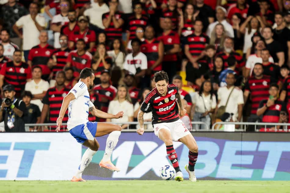 Flamengo e Cruzeiro se enfrentando no Maracanã pelo Campeonato Brasileiro