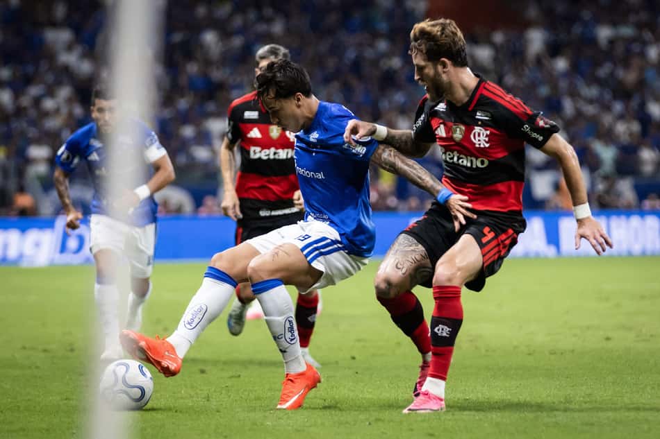Kaio Jorge e Léo Pereira disputam bola durante duelo entre Cruzeiro e Flamengo pela Libertadores no Mineirão
