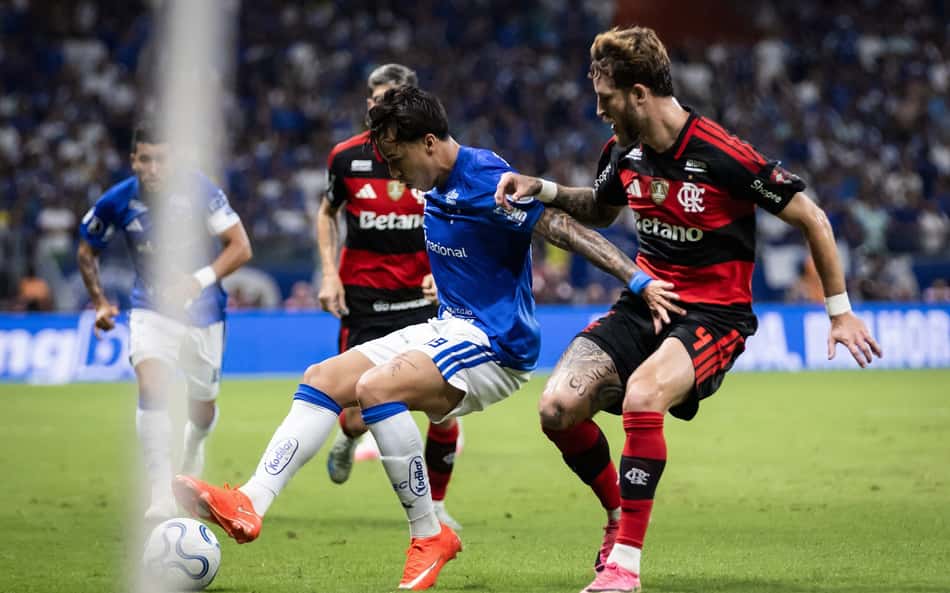 Kaio Jorge e Léo Pereira disputam bola durante duelo entre Cruzeiro e Flamengo pela Libertadores no Mineirão