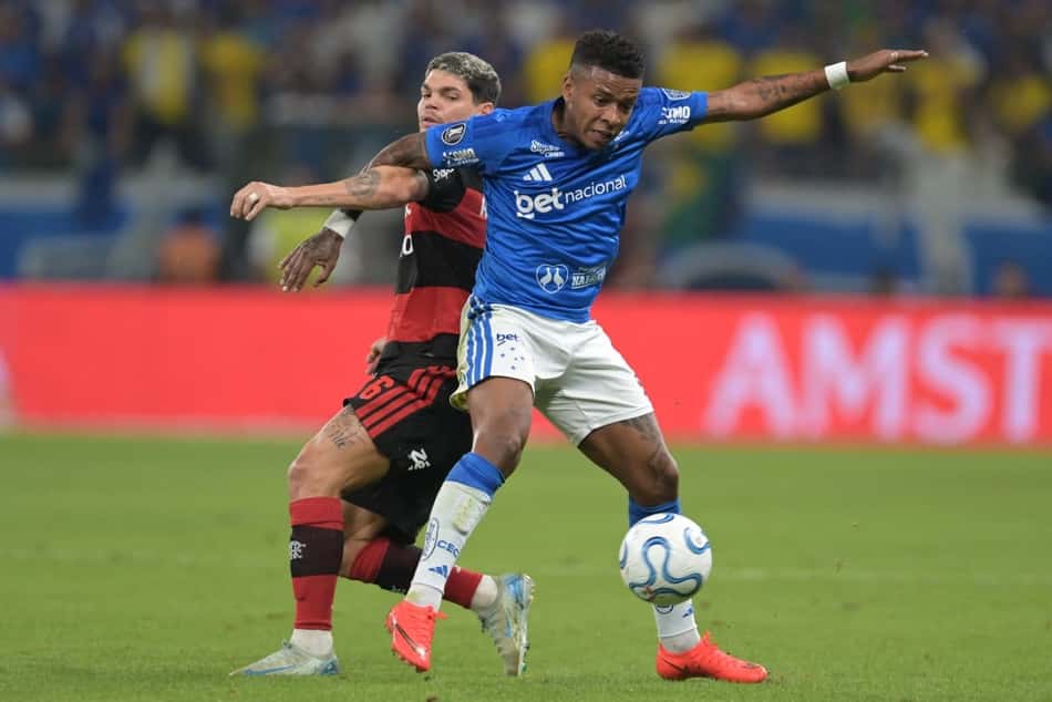 Jogadores do Cruzeiro e Flamengo disputando a bola em partida válida pela Libertadores