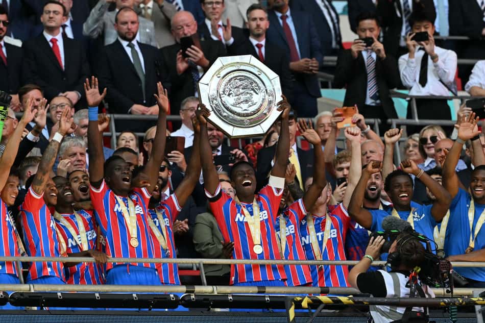 Jogadores do Crystal Palace erguem o troféu da Supercopa da Inglaterra em 2025
