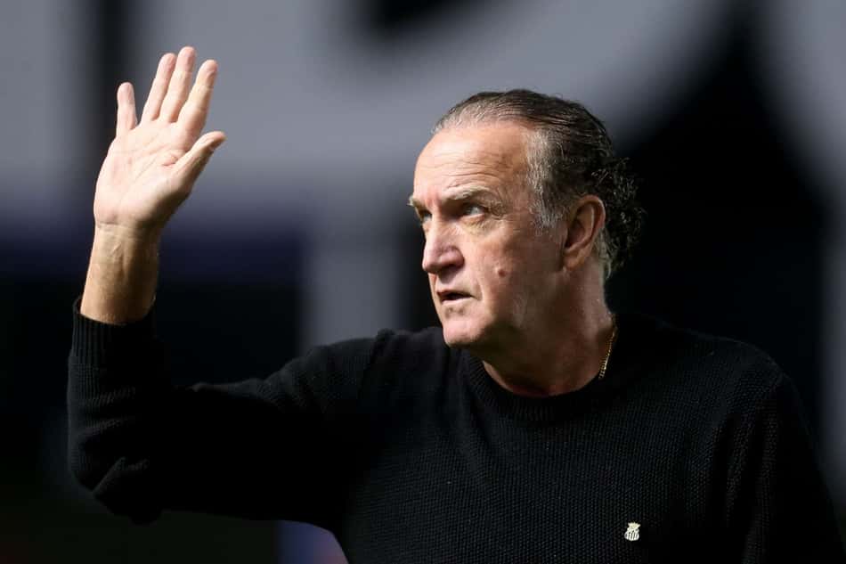 Cuca acena para a torcida em Santos x Athletico