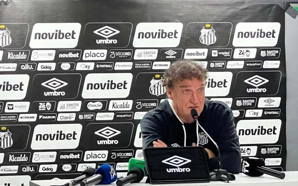 Cuca durante a entrevista coletiva após derrota para o Palmeiras, nesta quarta-feira (26).