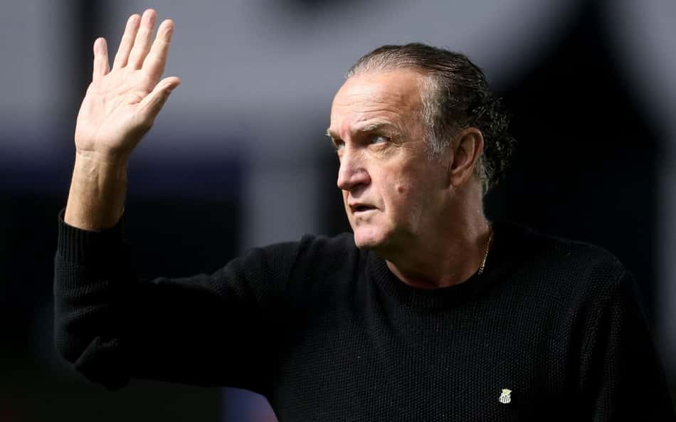 Cuca acena para a torcida em Santos x Athletico