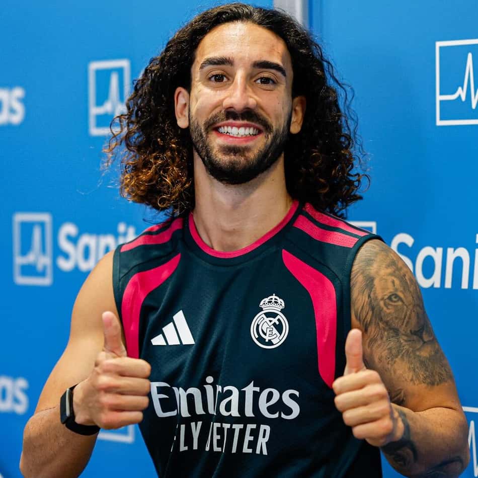 Cucurella faz sinal de positivo após realização de exames médicos no Real Madrid