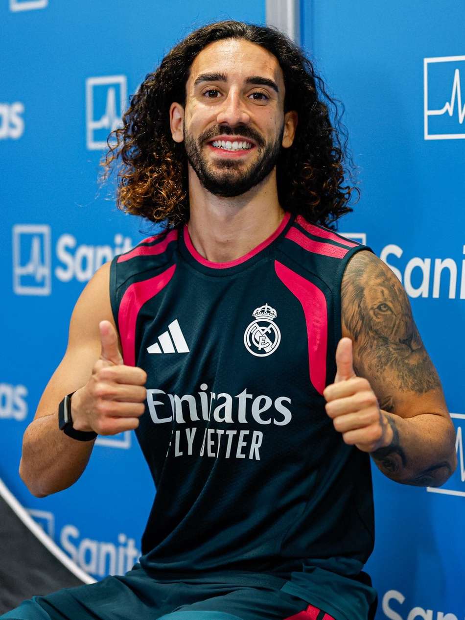 Cucurella faz sinal de positivo após realização de exames médicos no Real Madrid