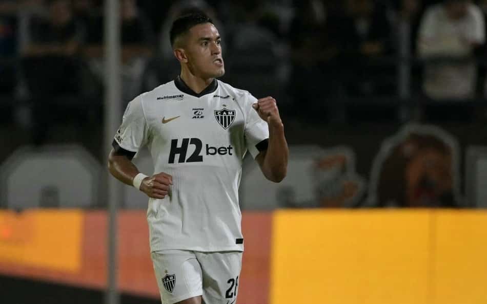 Cuello comemorando gol na partida do Bragantino e Atlético-MG