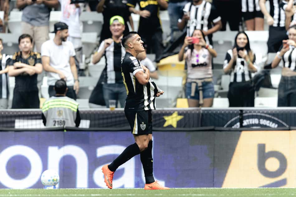 Cuello comemora com a torcida o seu segundo gol no duelo entre Atlético e Grêmio pelo Brasileirão (Foto: Pedro Souza / Atlético)
