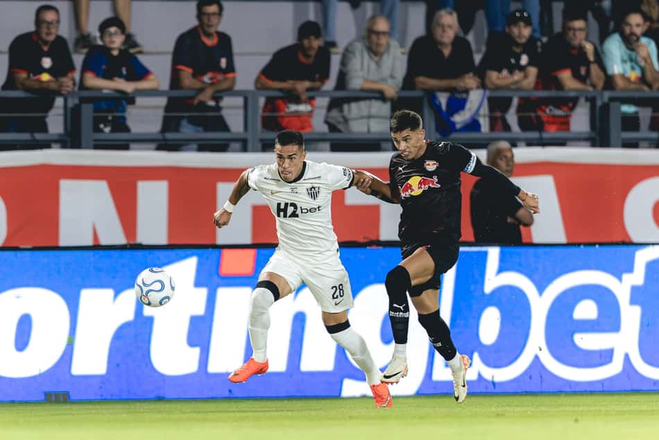 Cuello disputa em Bragantino x Atlético (Foto: Pedro Souza / Atlético)