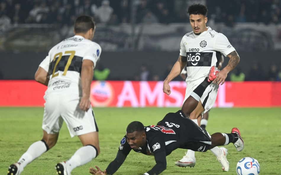 Cuiabano disputa a bola com Cáceres e Cardozo no duelo entre Vasco e Olimpia pela Sul-Americana