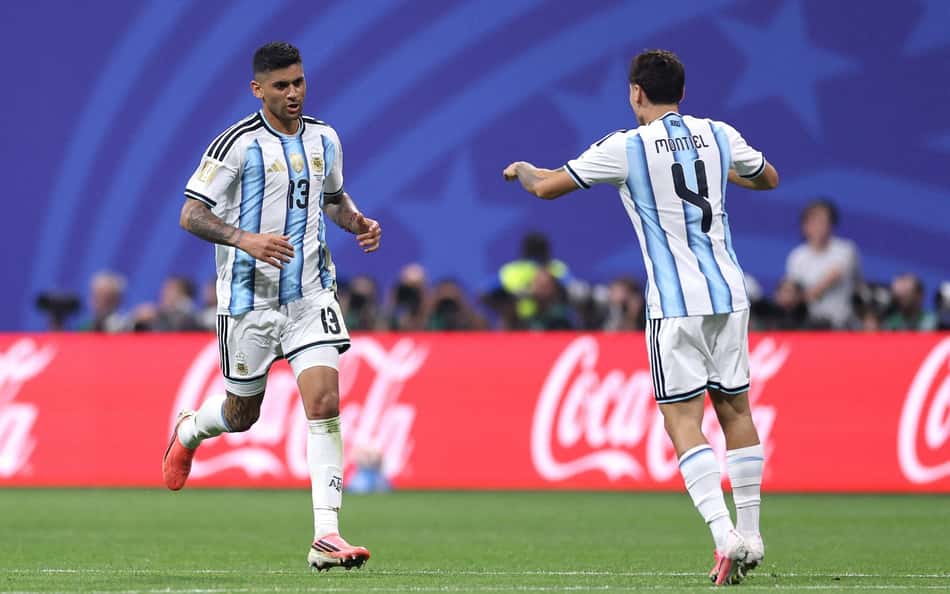 Cuti Romero comemora gol pela Argentina na Copa