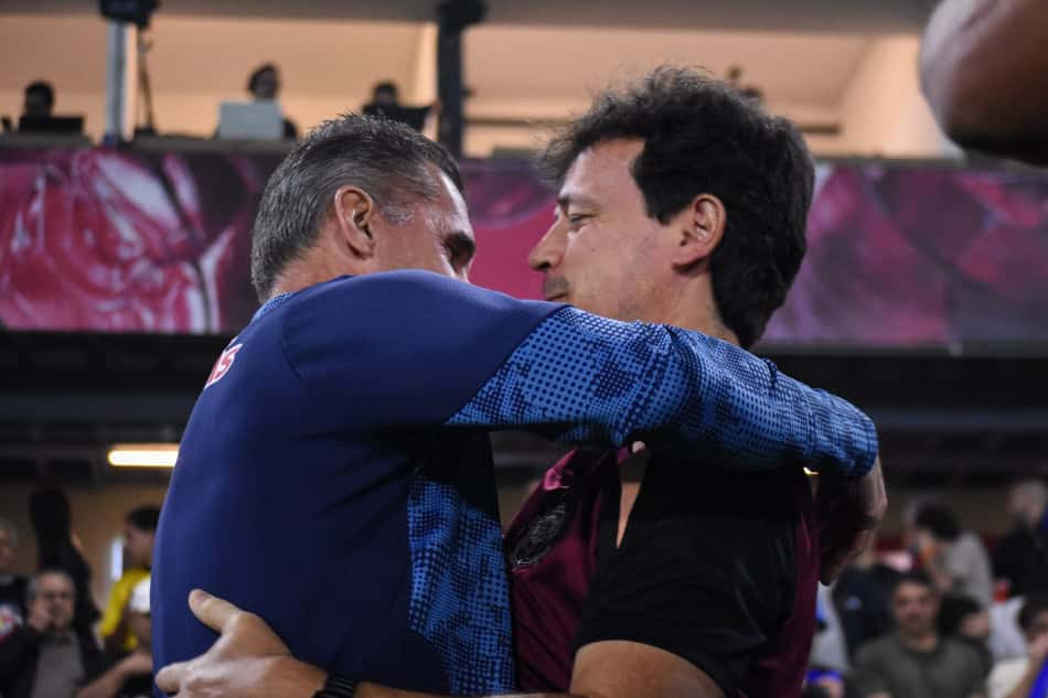 Fernando Diniz e Mancini se abraçando