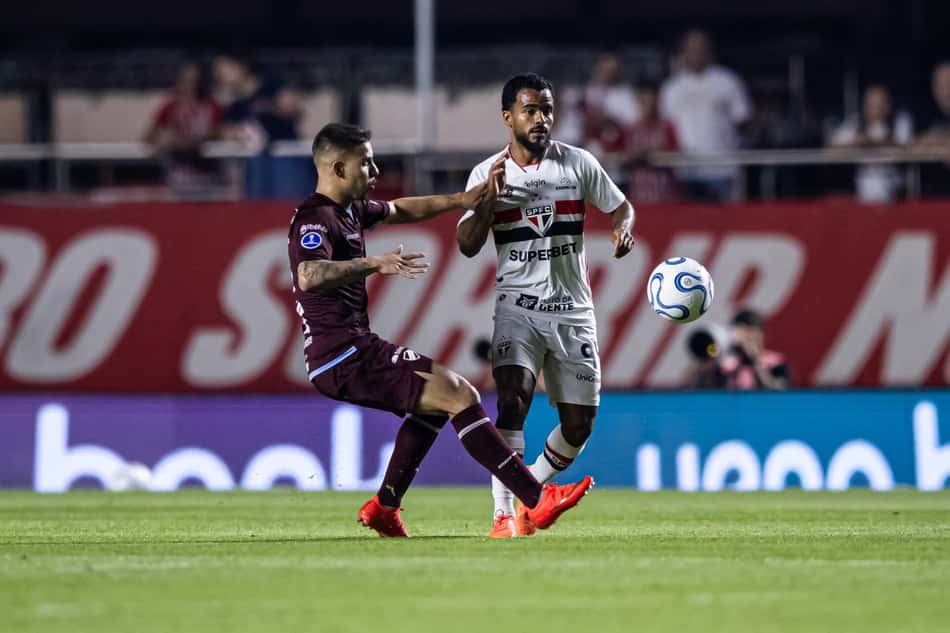 Danielzinho em disputa de bola com jogador do Bolívar na vitória do São Paulo no Morumbis