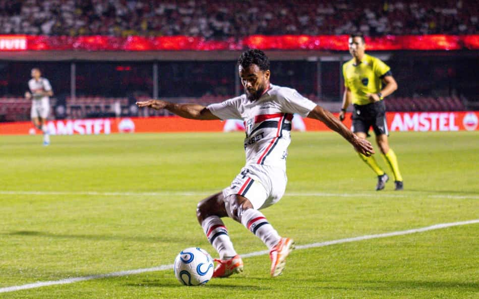 Danielzinho faz o cruzamento para o gol de Luciano no confronto entre São Paulo x Bolívar
