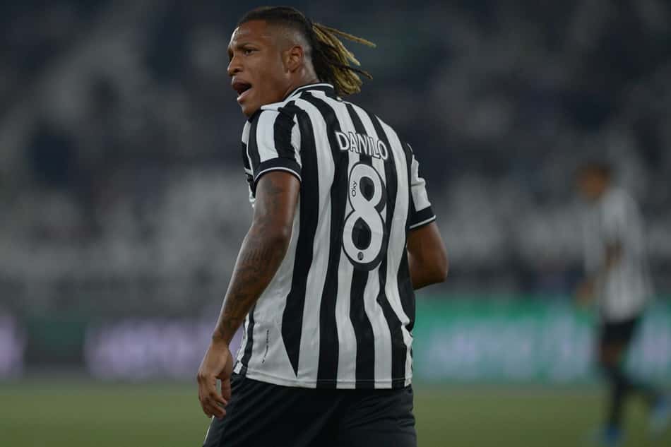 Danilo Santos em ação pelo Botafogo