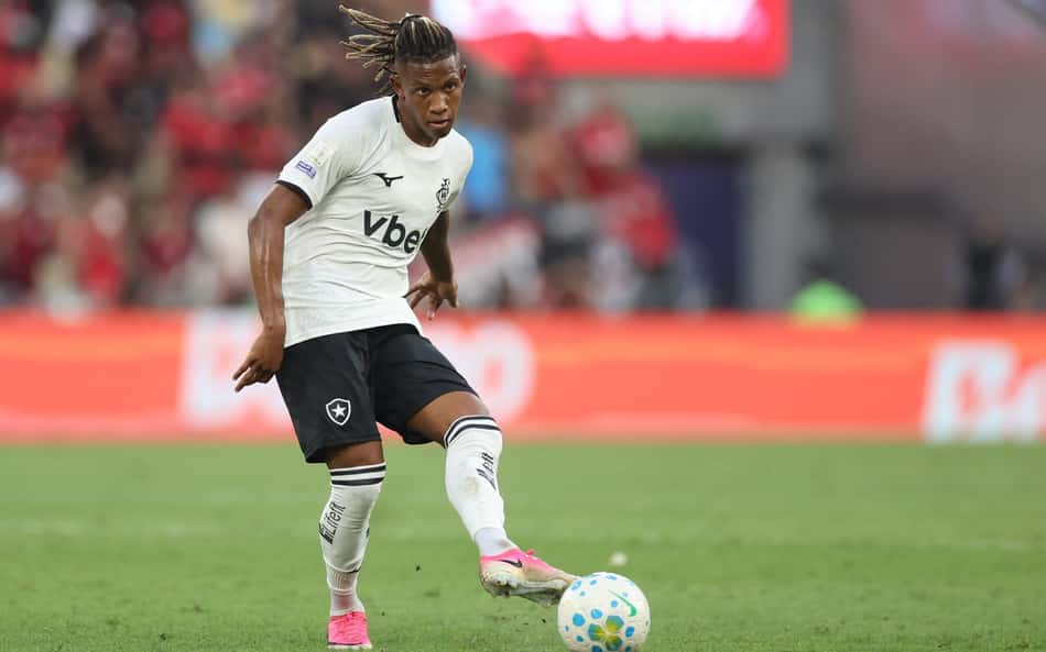 Danilo fazendo movimento de passe