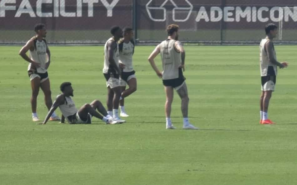 Danilo, Emerson Royal, Evertton Araújo, Samuel Lino, Léo Pereira e Pulgar durante treino do Flamengo