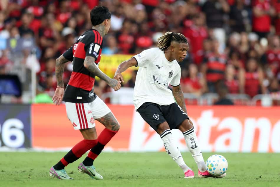 Danilo fazendo movimento de passe sendo marcado pelo Pulgar à esquerda da imagem