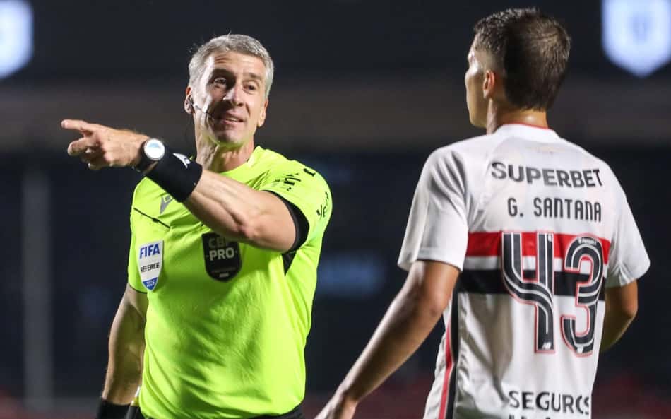 Decisão de Daronco divide opiniões em São Paulo x Bragantino: 'Perdido'