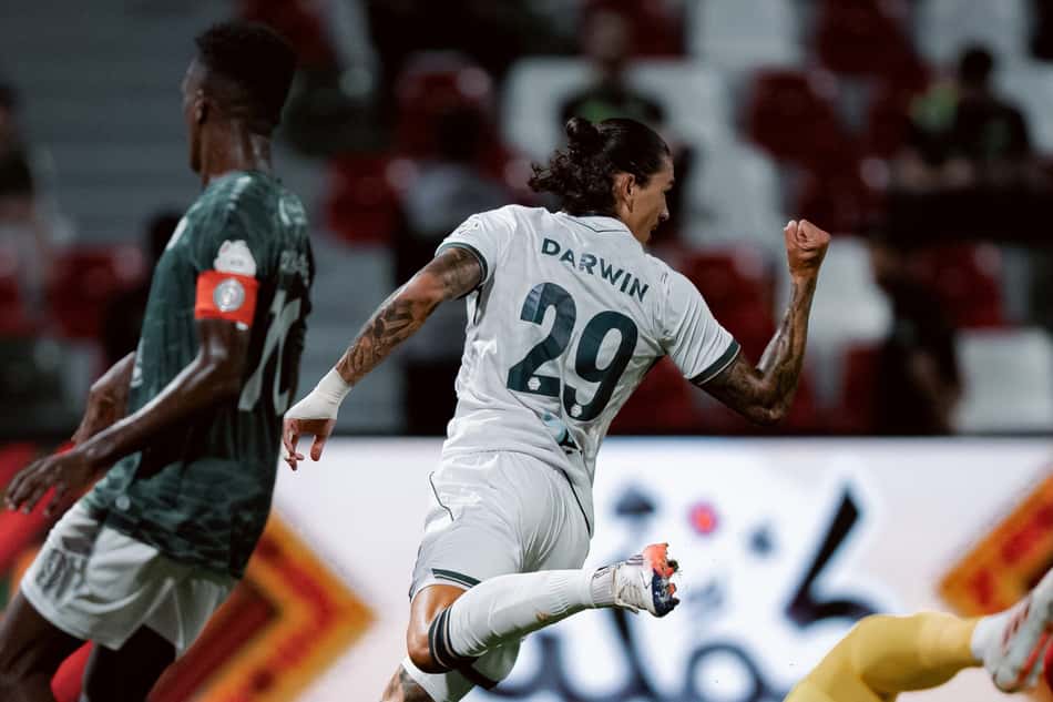 Darwin Núñez correndo com o punho para o alto