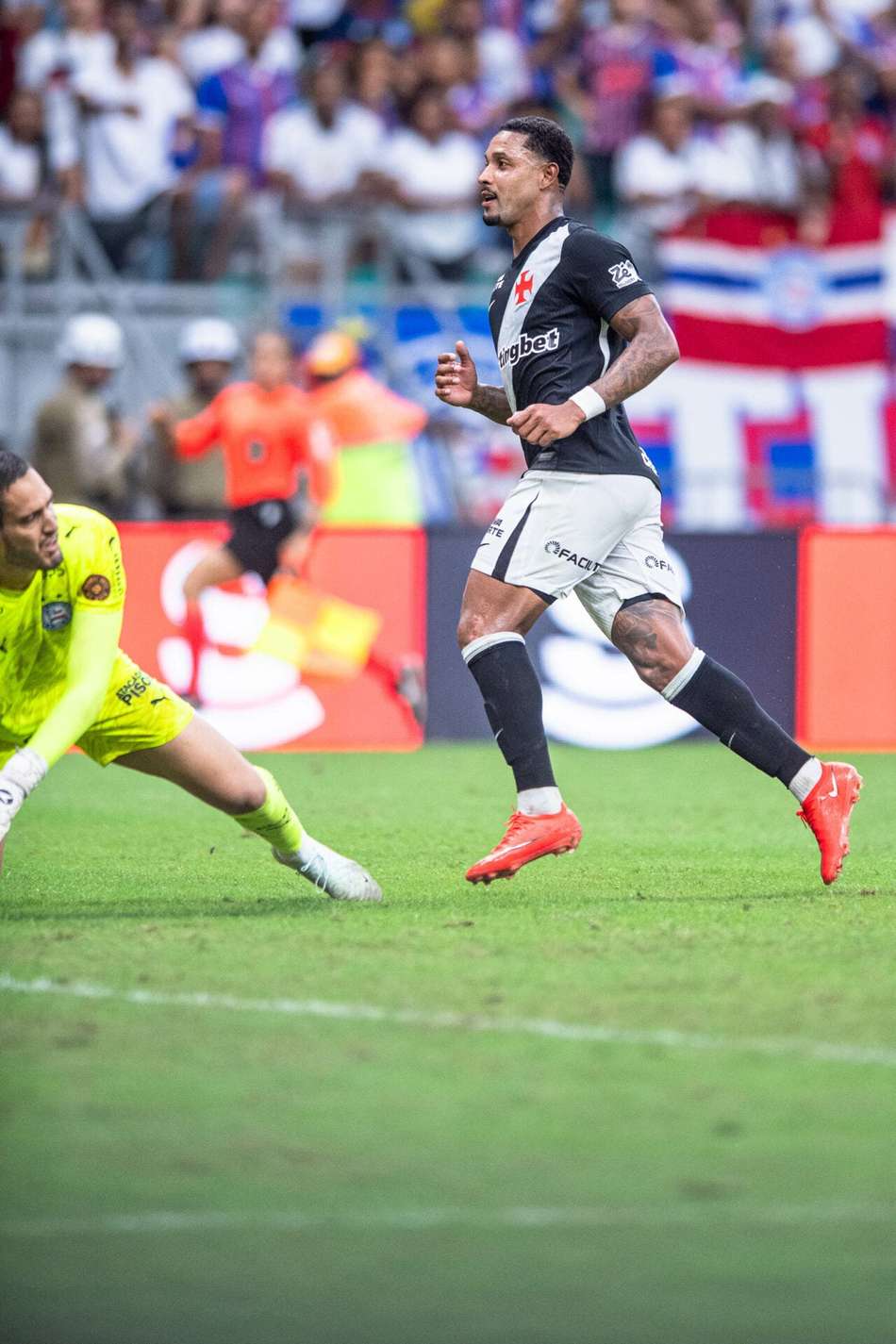 David marcando gol impedido em Bahia e Vasco pelo Campeonato Brasileiro