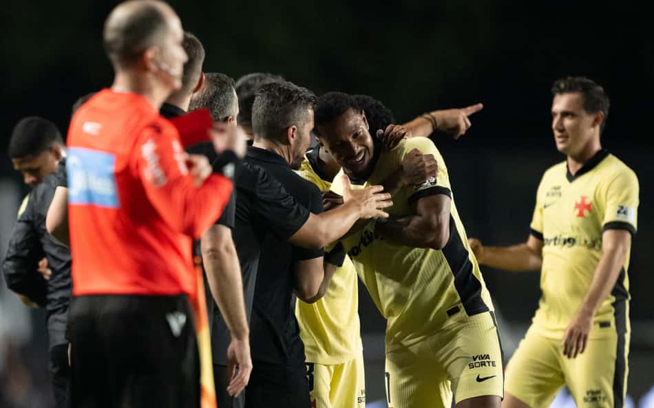 David minimiza gols perdidos e elogia Pedro Emanuel após vitória do Vasco