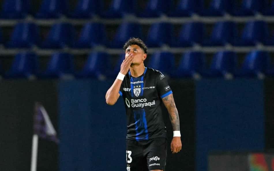O zagueiro nº 13 do Independiente del Valle, Daykol Romero, comemora o primeiro gol de seu time durante a partida de volta das oitavas de final da Copa Libertadores entre o Independiente del Valle do Equador e o Deportes Tolima da Colômbia, no estádio Banco Guayaquil, em Quito, em 25 de agosto de 2026.