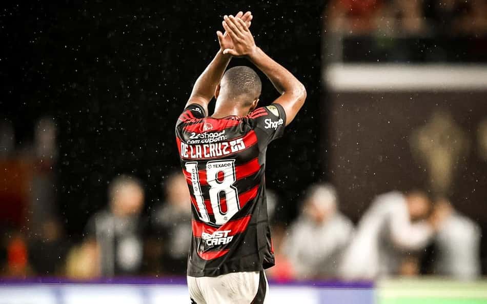 De la Cruz em campo pelo Flamengo batendo palma