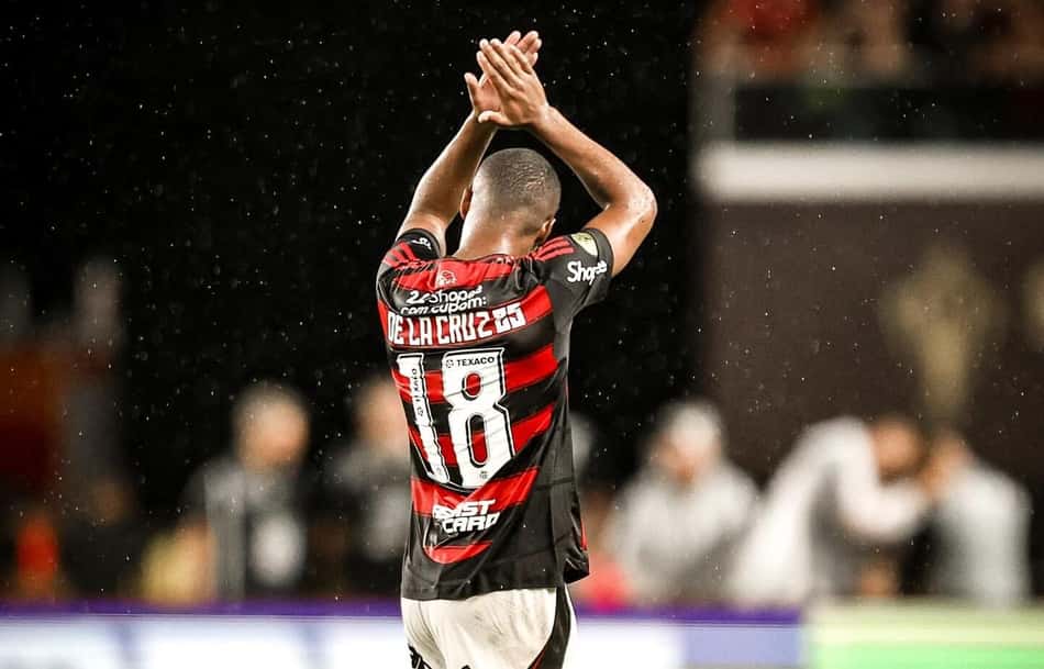 De la Cruz em campo pelo Flamengo batendo palma
