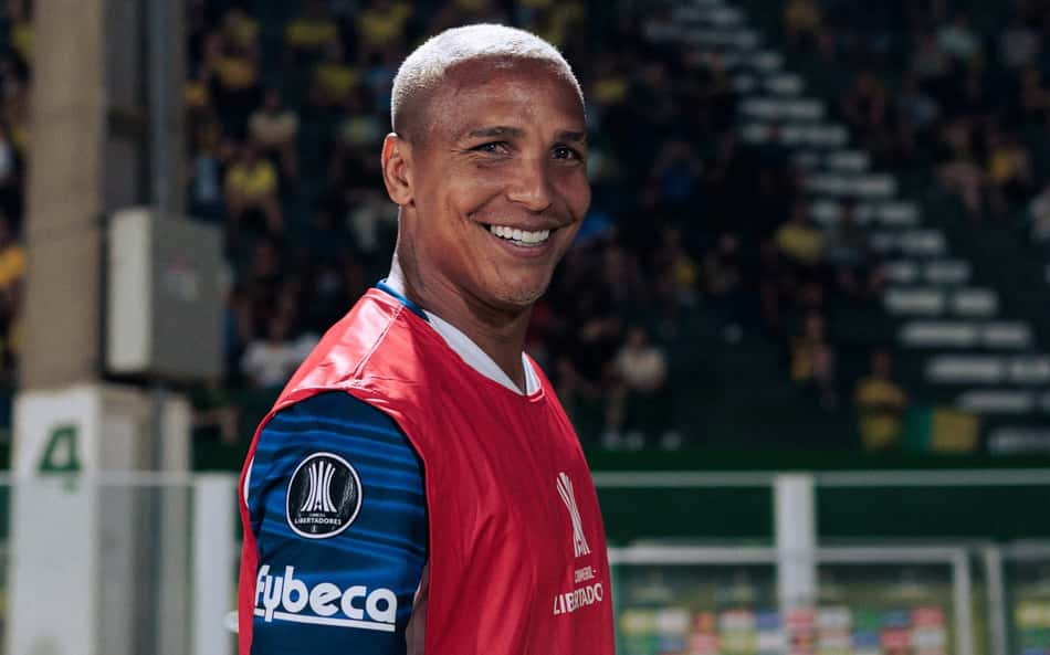 Ex-Palmeiras, Deyverson provoca torcida rival em clássico equatoriano