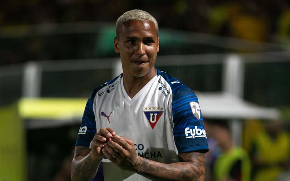 Atuação de Deyverson em LDU x Mirassol repercute fora do Brasil