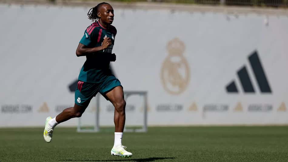 Yan Diamonde treinando com a camisa do Real Madrid. 