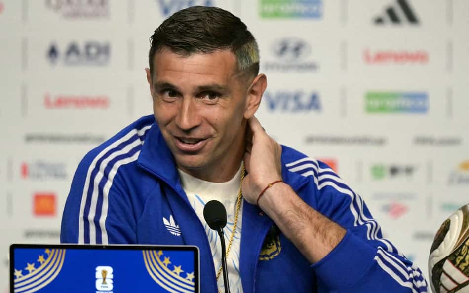 Juventus faz última oferta por Dibu Martínez, diz jornal