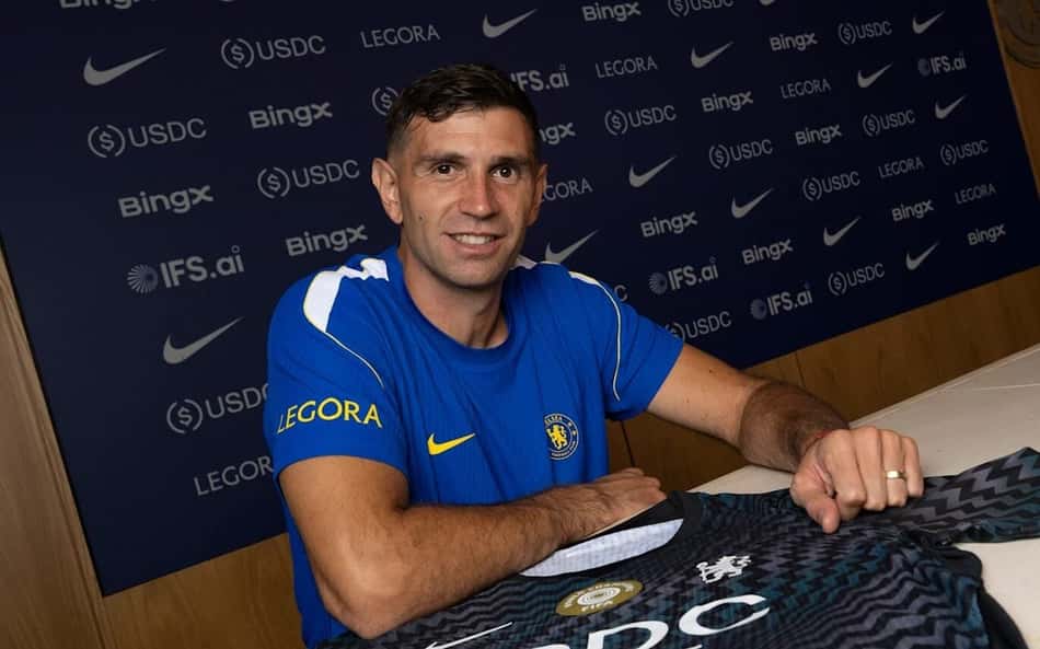 Dibu Martínez assina contrato e se torna novo jogador do Chelsea