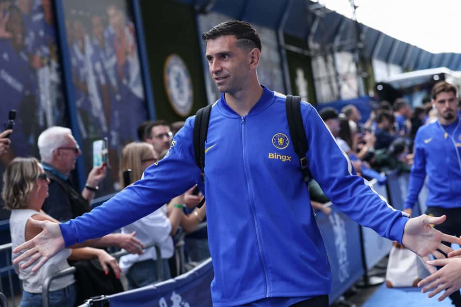 Dibu Martínez em sua chegada ao Stamford Bridge para Chelsea x Brighton