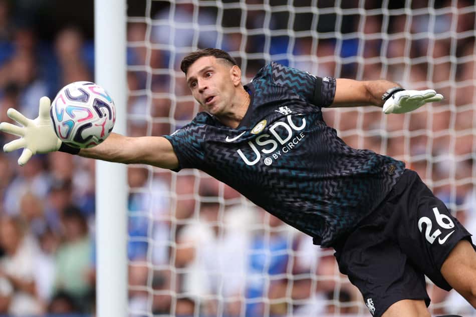 Dibu Martínez faz defesa em sua estreia pelo Chelsea contra o Brighton