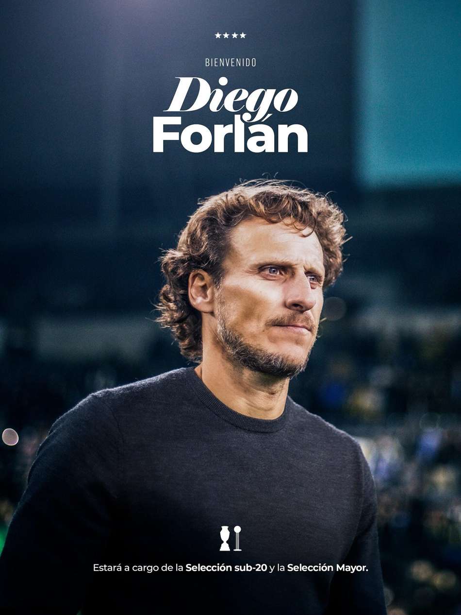 Diego Forlán em anúncio da Seleção Uruguaia, com camisa preta e um letreiro com seu nome e a frase de Bem Vindo em espanhol