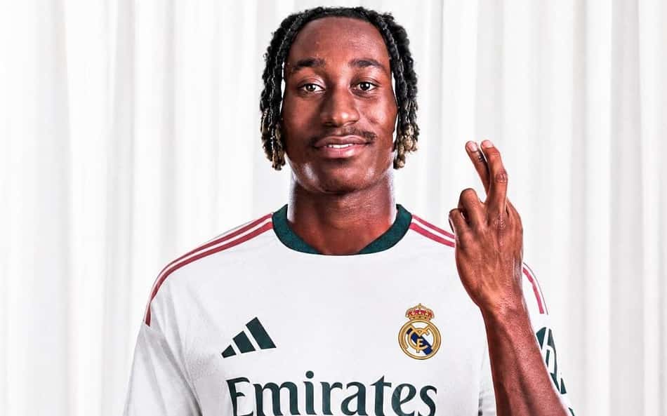 Diomande com a camisa do Real Madrid