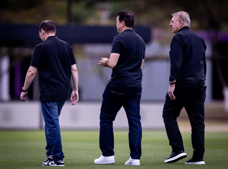 Thiago Ayres, coordenador administrativo; Marcelo Paz, executivo de futebol; e Osmar Stabile, presidente do Corinthians, durante trabalho no clube