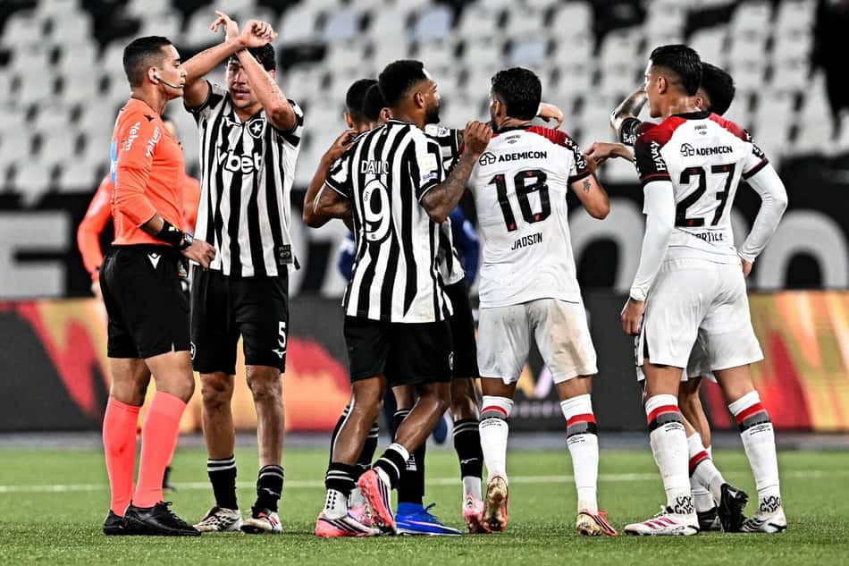 Ferraresi faz sinal de protocolo anti racismo no fim da partida entre Botafogo e Athletico-PR, pelo Campeonato Brasileiro 