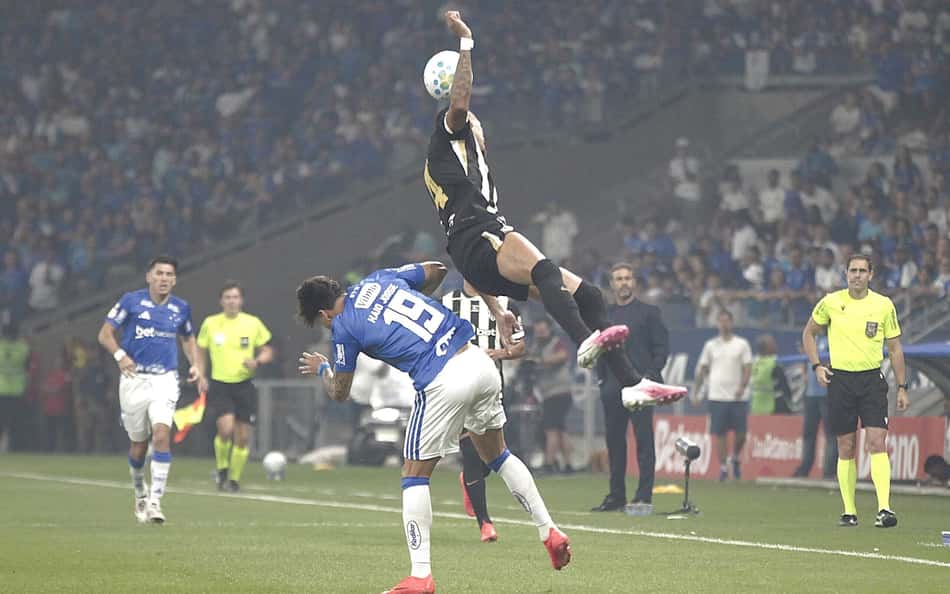 Disputa de bola entre Kaio Jorge e Ruan Tressoldi